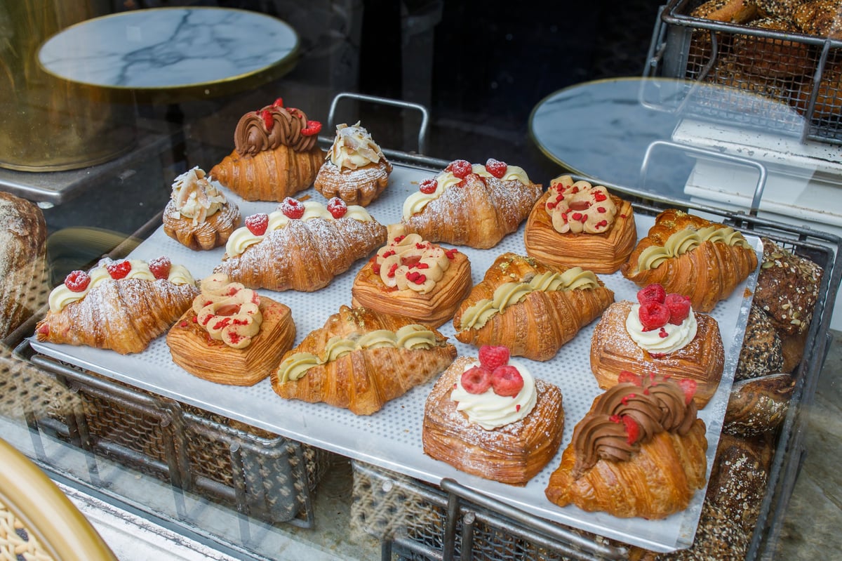 Vitrina con dulces daneses, bollos y croissants vistos desde el escaparate