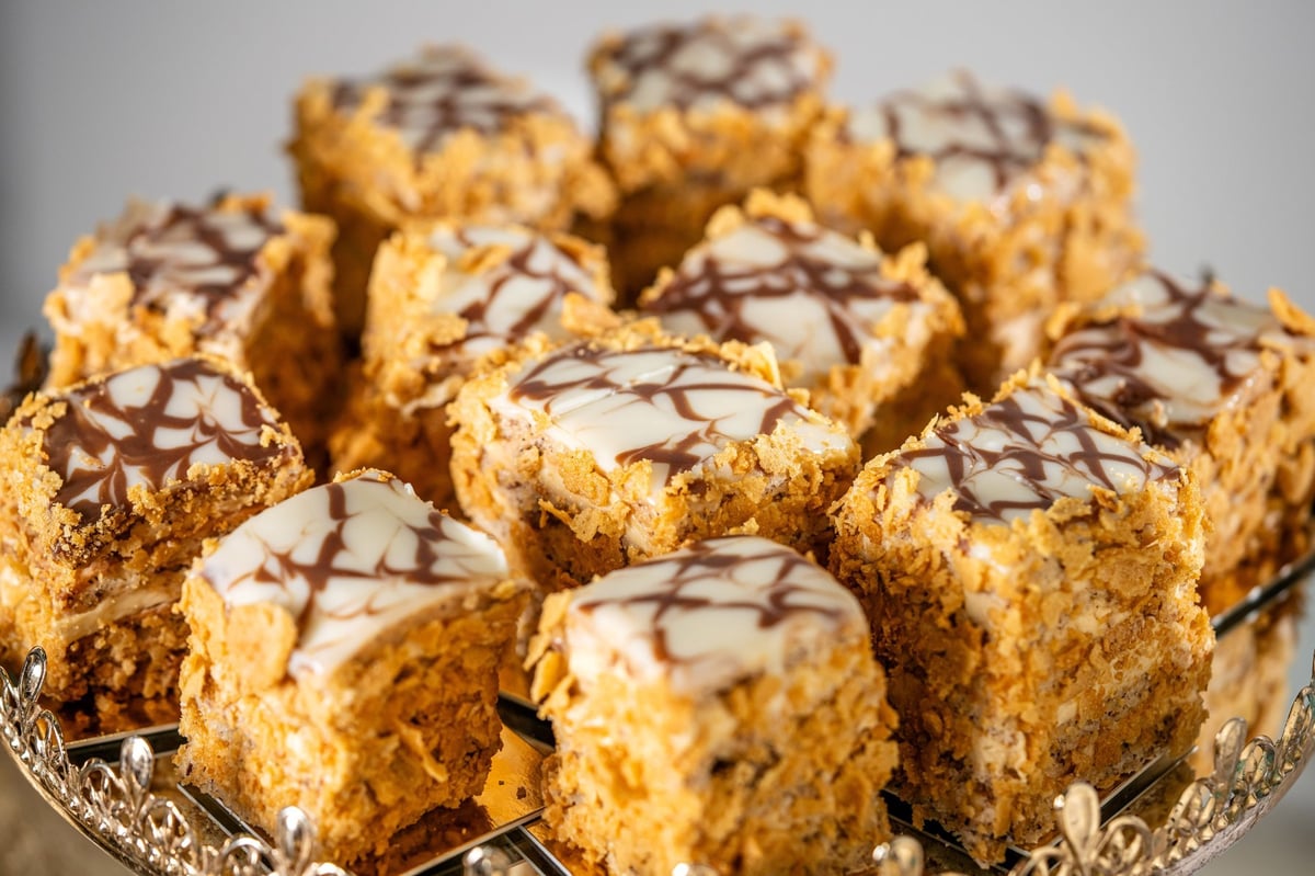 Mini cubos de pastel de miel con glaseado de chocolate y azúcar